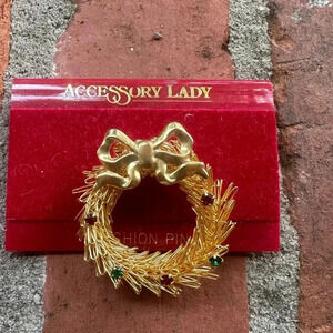 Accessory Lady gold tone, rhinestone vintage Christmas wreath brooch